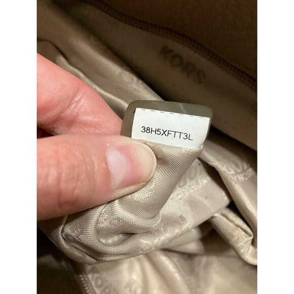 MICHAEL KORS, LARGE TAUPE, GRAY PEBBLED LEATHER SHOULDER BAG - Picture 15 of 16